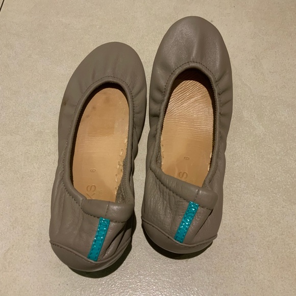 Tikes women’s gray round toe flats shoes size 6 - Picture 4 of 6